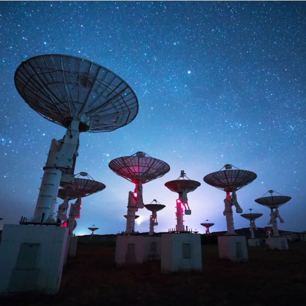radio-telescope-at-night radio-telescope-at-night